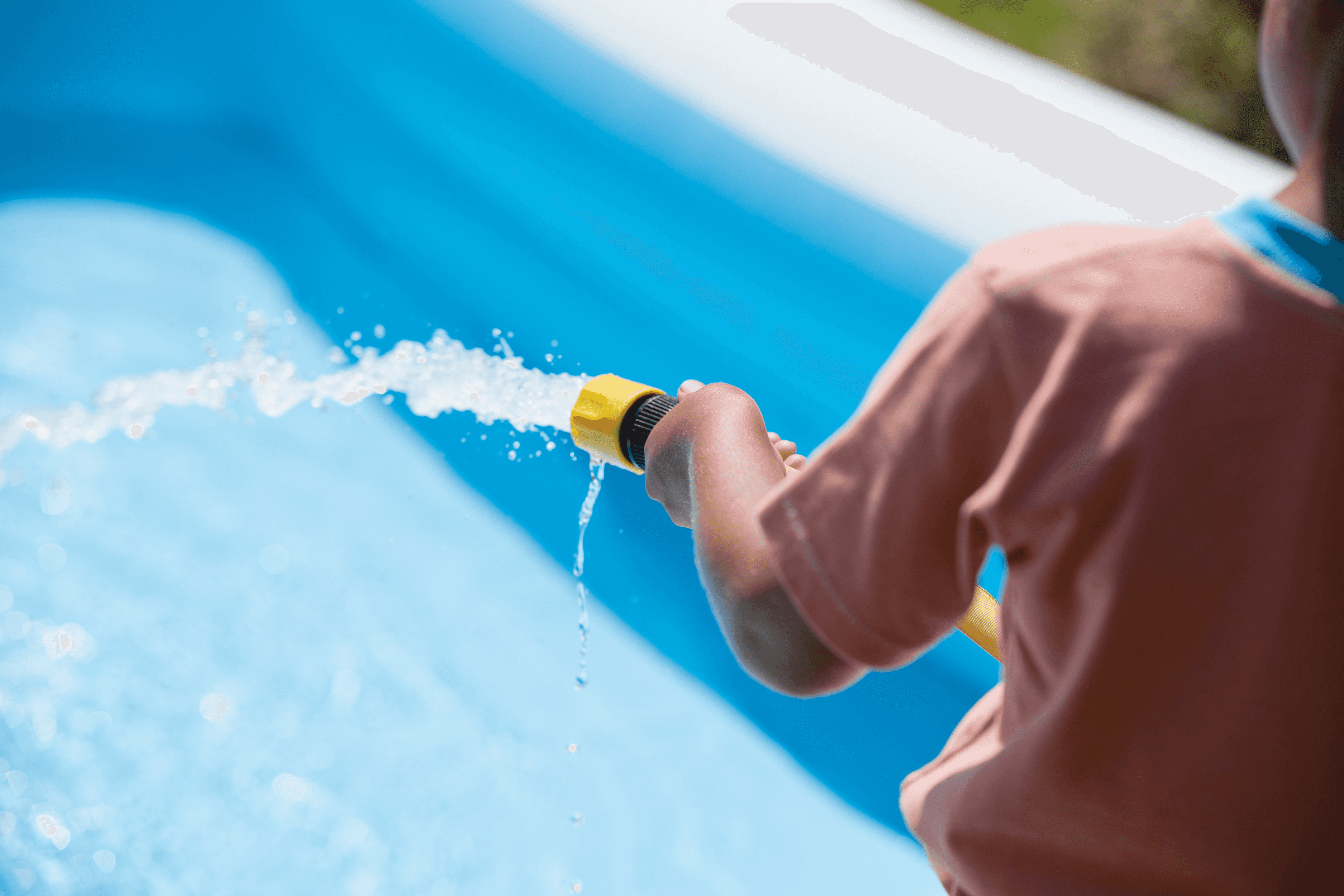 Filling a paddling pool with hose
